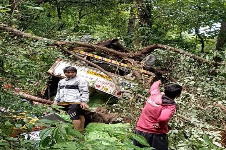 मसूरी के काला चौक के पास एक जीप अनियंत्रित होकर करीब 30 मीटर गहरी खाई में गिर गई , चालक घायल