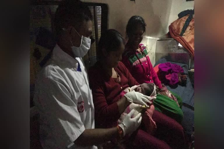 चमोली : एंबुलेंस में दिया नवजात को जन्म, फिर कटघरे में स्वास्थ्य विभाग