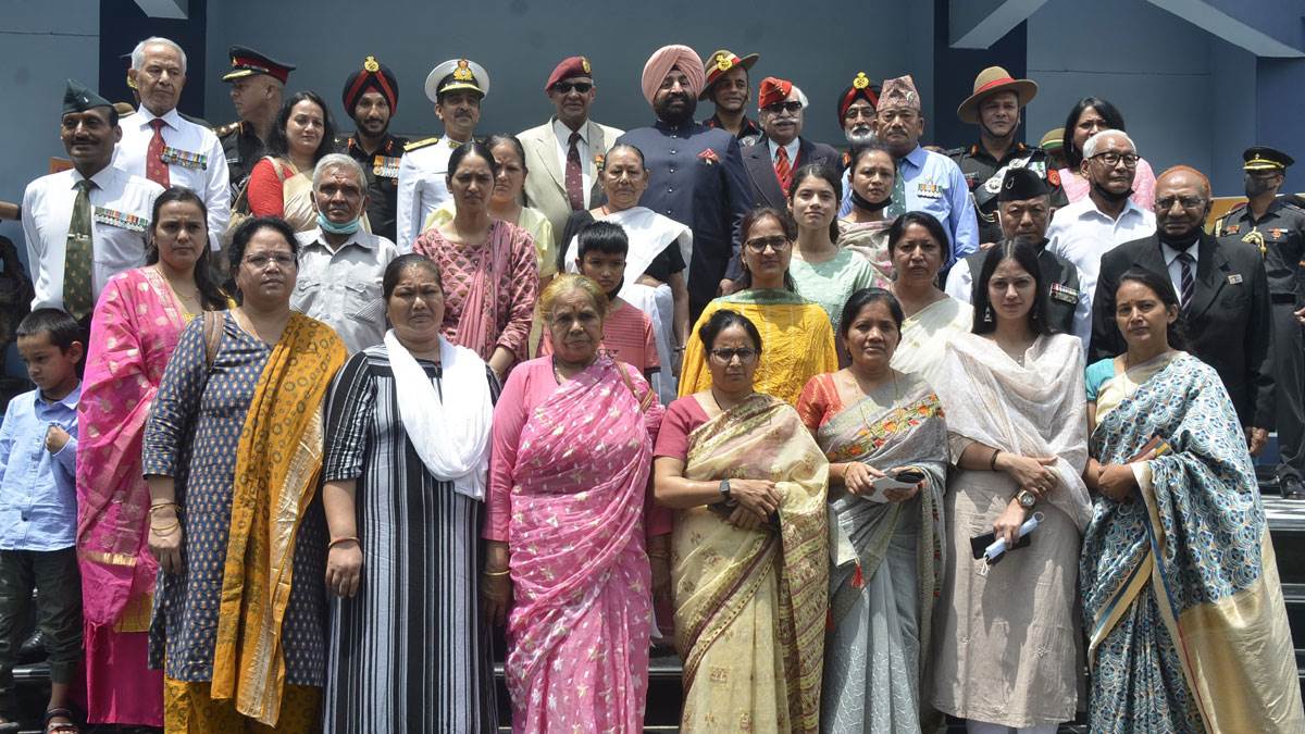 देहरादून : 13 वीर नारियों और 12 पूर्व सैनिकों और सैन्य अधिकारियों को वीरता पुरस्कार प्रदान कर राज्यपाल लेफ्टिनेंट जनरल गुरमीत सिंह (सेनि.) ने सम्मानित किया