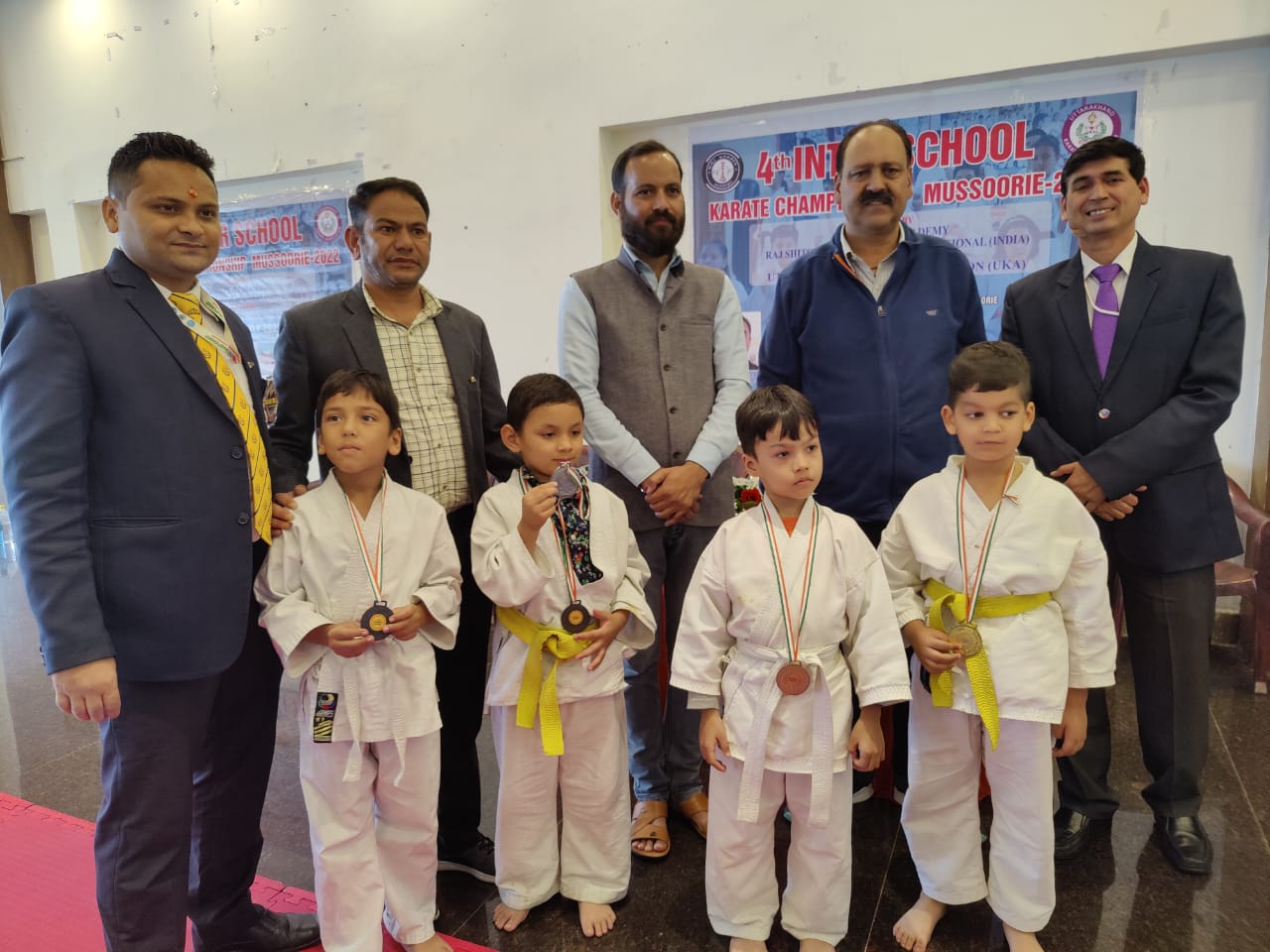 मसूरी : इंटर विद्यालय कराटे प्रतियोगिता में राज कराटे अकादमी के तत्वावधान में आयोजित बच्चों ने दिखाया दम