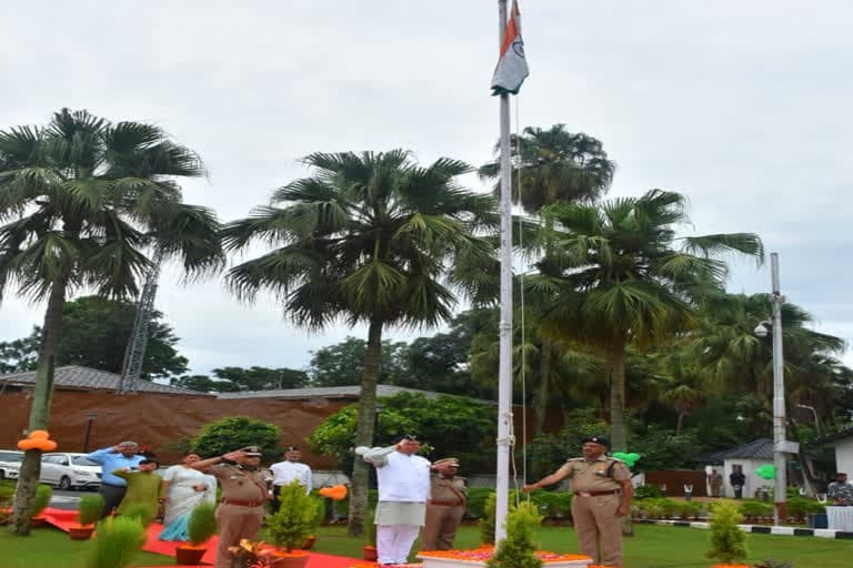 देहरादून : सीएम पुष्कर धामी ने सीएम आवास पर फहराया झंडा, स्वतंत्रता दिवस की शुभकामनाएं दी