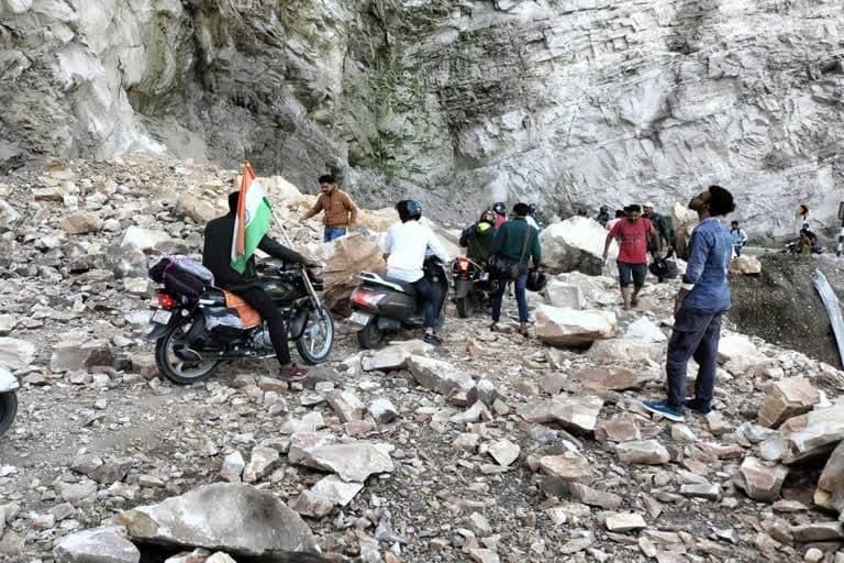 रुद्रप्रयाग : केदारनाथ हाईवे पर दरक रही चट्टान , लोग जान जोखिम में डालकर आवाजाही कर रहे है