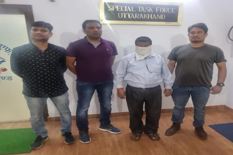 देहरादून : उत्तराखंड अधीनस्थ चयन सेवा पेपर लीक मामले में उत्तराखंड एसटीएफ ने एक अन्य आरोपी चंदन सिंह को गिरफ्तार किया