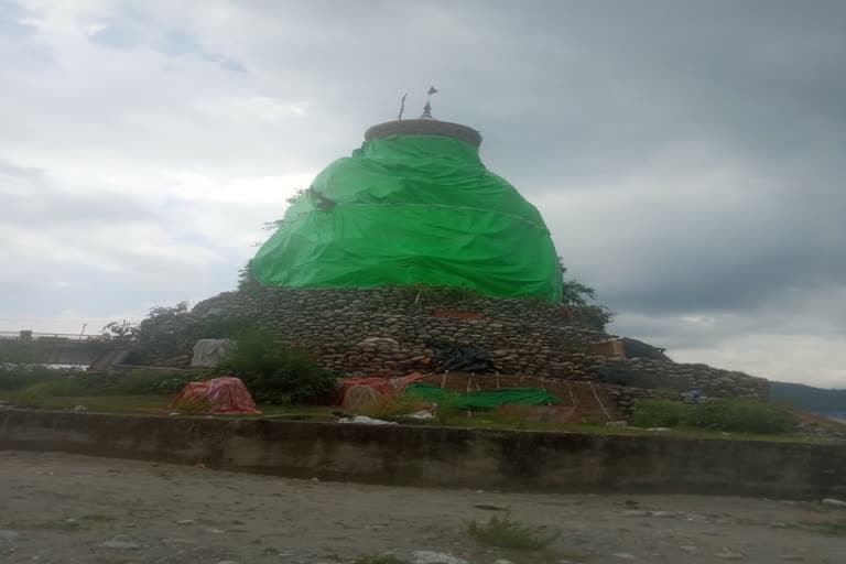 हल्द्वानी : गर्जिया माता मंदिर की सुरक्षा तिरपाल से हो रही है, टीले में 2021 में आई थी दरार