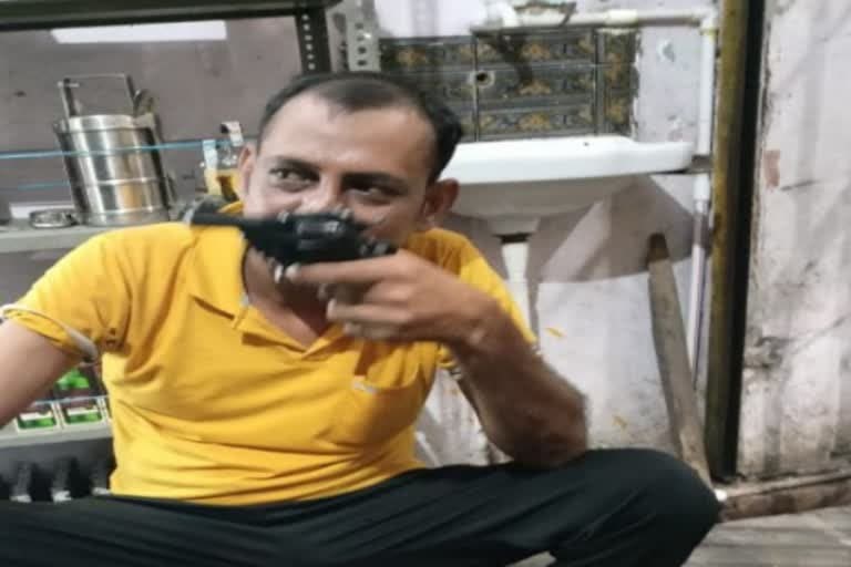 लक्सर : टशन में शराब की दुकान पर रिवॉल्वर से कराया फोटोशूट, अब पुलिस तलाश रही है