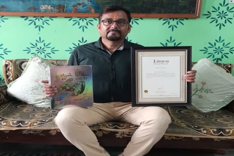 हल्द्वानी : प्रकाश चंद्र उपाध्याय ने बनाया दुनिया का सबसे छोटा गिटार, लिम्का बुक ऑफ रिकॉर्ड में दर्ज नाम
