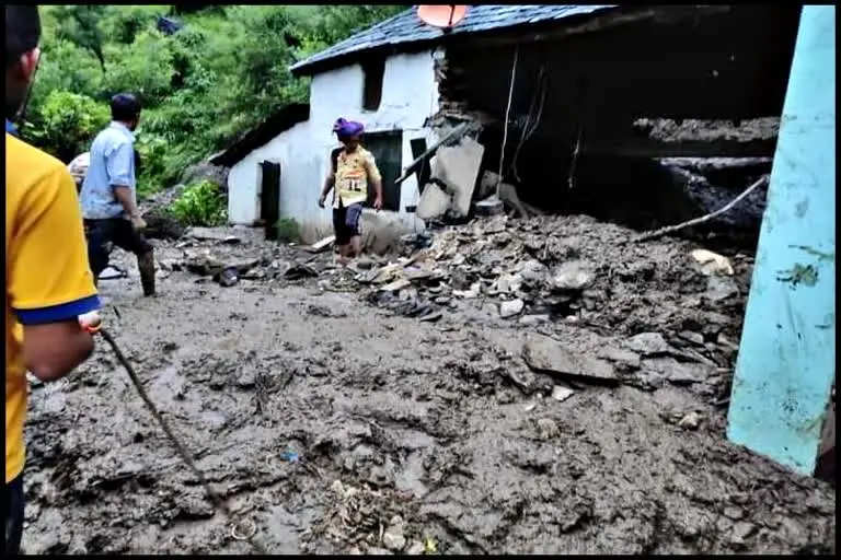 चंबा में बड़ा हादसा, मलबे में दबने से पति-पत्नी समेत उनके बेटे की मौत हो गई.
