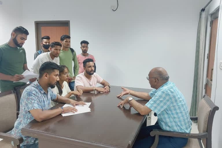 श्रीनगर : गढ़वाल विवि ने विभिन्न विषयों की 1500 सीटें कम की, छात्रों ने दी आंदोलन की चेतावनी