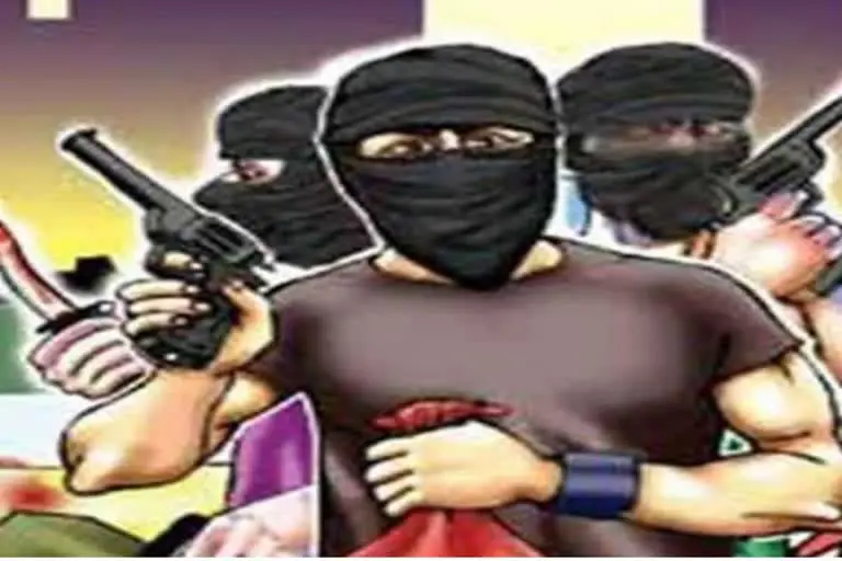 लक्सर : स्टोन क्रशर कर्मचारियों को हथियारबंद बदमाशों ने बनाया बंधक, जमकर लूटा