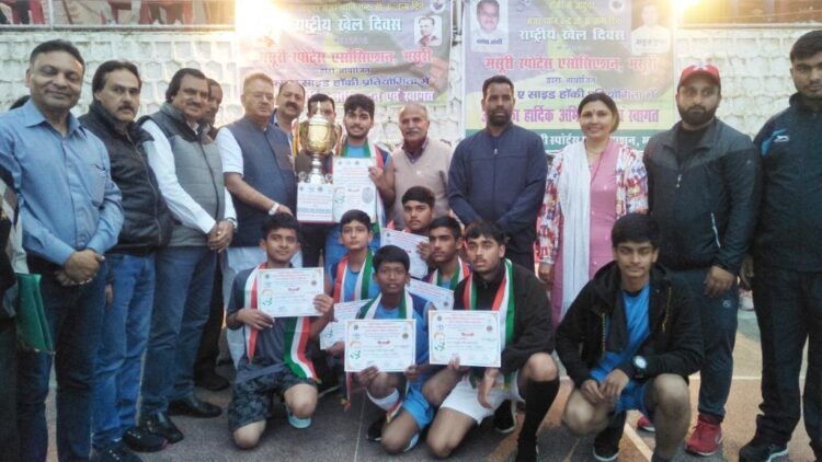 मसूरी : ध्यानचंद हॉकी प्रतियोगिता में सीनियर पुरुषों में भरोसा फाउंडेशन गुड़गांव ने कोहिनूर हॉकी पीलीभीत को 5-2 से हराकर ट्रॉफी जीती , अभिनव हॉकी प्रयागराज ने महिला ट्रॉफी जीती ।