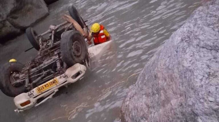 उत्तराखंड हादसा : उत्तरकाशी जिले में तहसील मोरी क्षेत्र के अंतर्गत वाहन अनियंत्रित होकर नदी में गिर गया , एक की मौत ,तीन लोग घायल