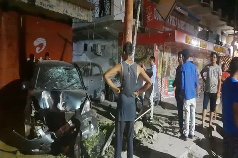 श्रीनगर में युवक की कार नेशनल हाईवे 58 यूनिवर्सिटी गेट के सामने एक खंभे से टकराई, तीन युवक घायल