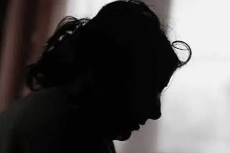 रामनगर : अस्पताल लाइन में खड़ी महिला के युवक ने काटे बाल, जानिए फिर क्या हुआ?