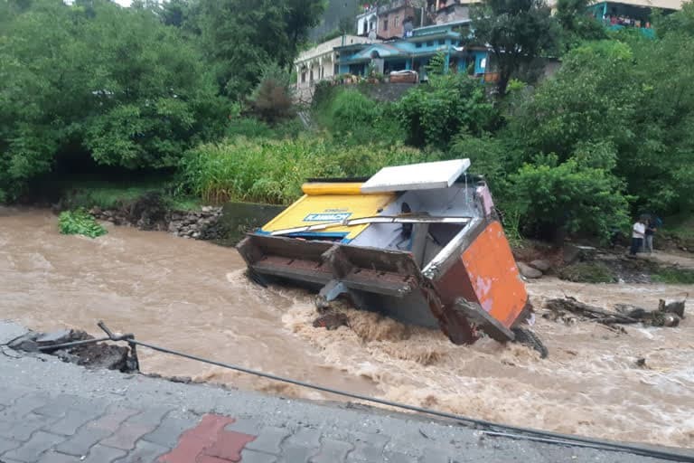 उत्तरकाशी में भारी बारिश का कहर , 24 लाख रुपये से भरा एटीएम बह गया, 8 दुकानें भी तबाह