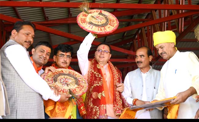 चंपावत : मुख्यमंत्री पुष्कर सिंह धामी देवीधुरा के प्रसिद्ध बग्वाल मेले में शामिल हुए , युद्ध के साक्षी बने