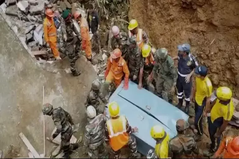 पिथौरागढ़ : धारचूला में भूस्खलन के बाद 54 परिवारों को किया गया शिफ्ट, सेना ने संभाला मोर्चा