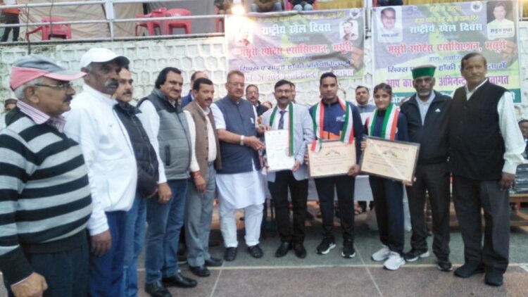 मसूरी : ध्यानचंद हॉकी प्रतियोगिता में सीनियर पुरुषों में भरोसा फाउंडेशन गुड़गांव ने कोहिनूर हॉकी पीलीभीत को 5-2 से हराकर ट्रॉफी जीती , अभिनव हॉकी प्रयागराज ने महिला ट्रॉफी जीती ।