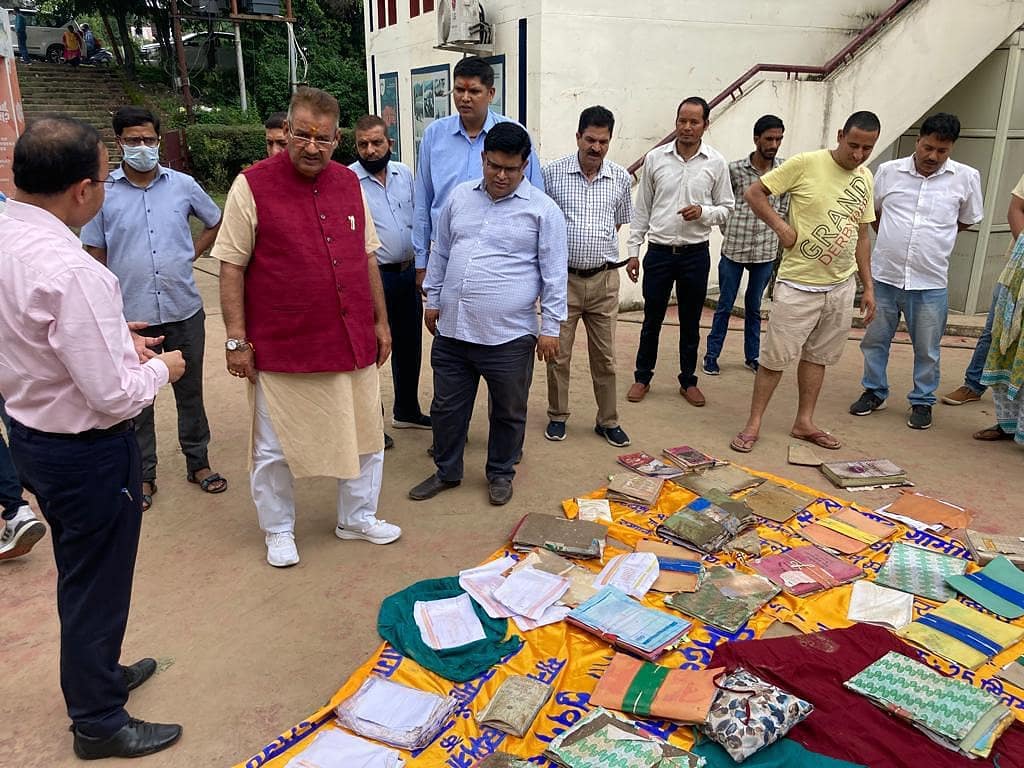 देहरादून : उत्तराहाट कार्यालय का निरीक्षण करते ग्राम्य विकास मंत्री गणेश जोशी