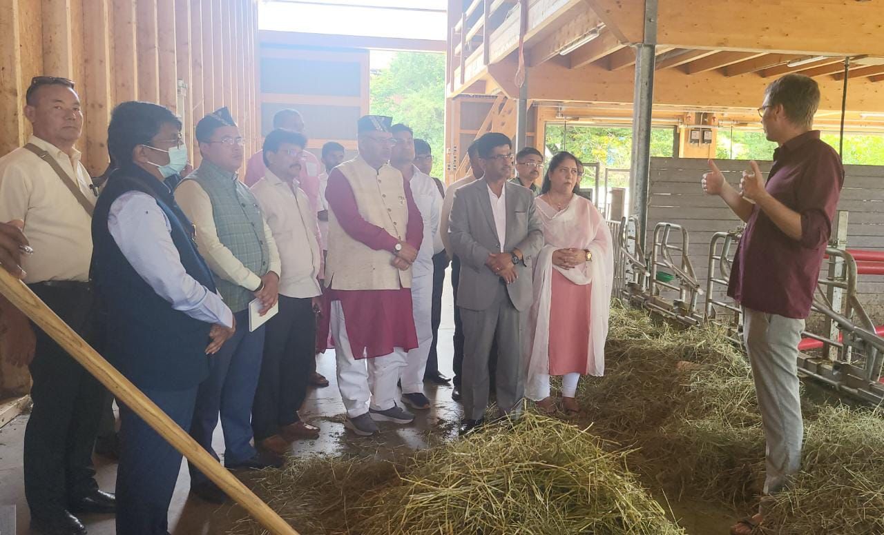 स्वीट्जरलैण्ड : स्वीट्जरलैण्ड स्थित एफआईबीएल (जैविक कृषि अनुसंधान संस्थान) का भ्रमण करते कृषि मंत्री गणेश जोशी।