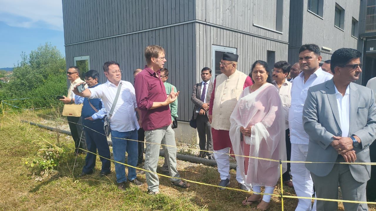 स्वीट्जरलैण्ड : स्वीट्जरलैण्ड स्थित एफआईबीएल (जैविक कृषि अनुसंधान संस्थान) का भ्रमण करते कृषि मंत्री गणेश जोशी।