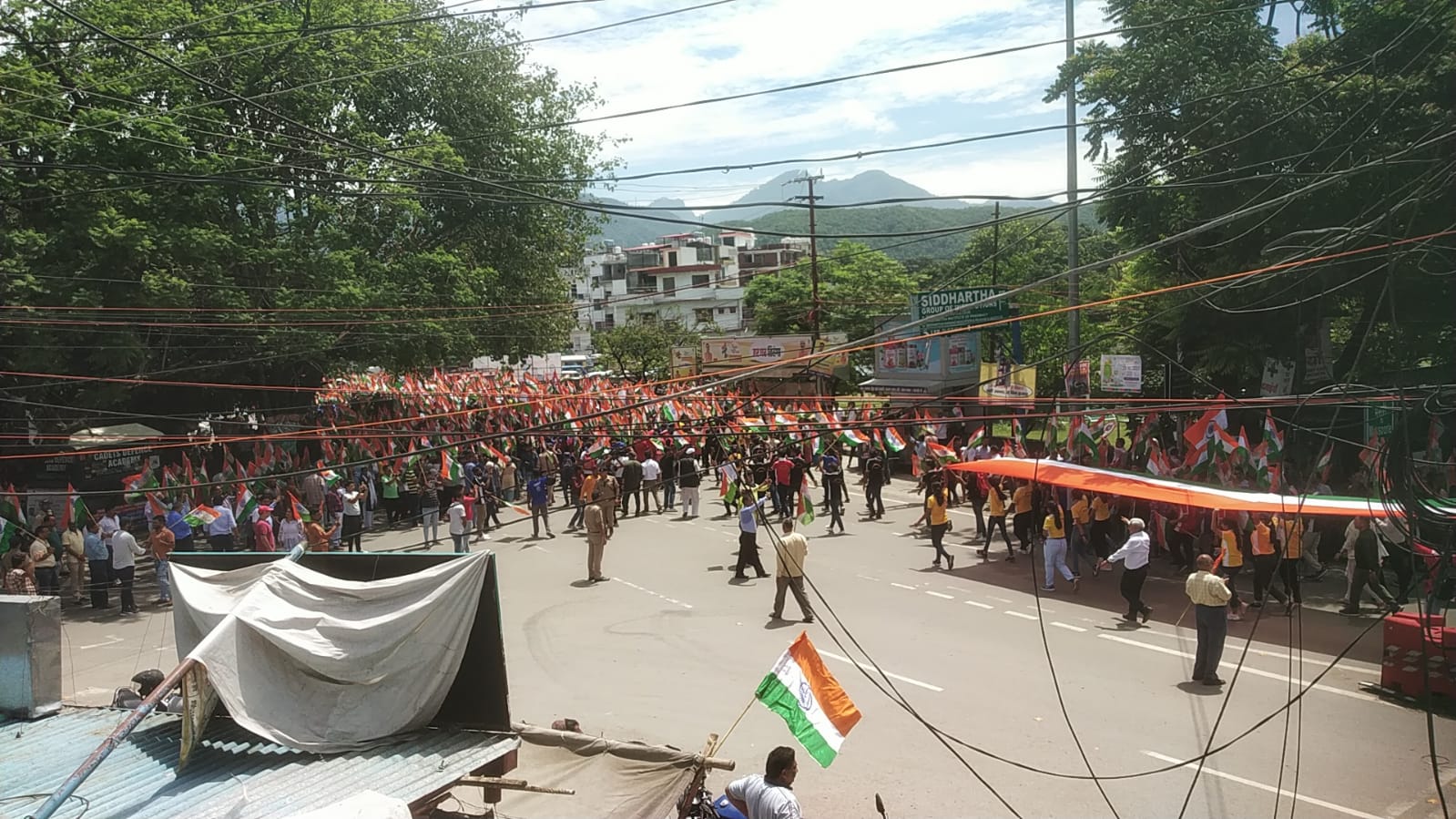 हर घर तिरंगा : देहरादून में फहराया 300 मीटर लंबा तिरंगा, मानव श्रृंखला बनाकर हजारों लोगों ने लिया रैली में हिस्सा