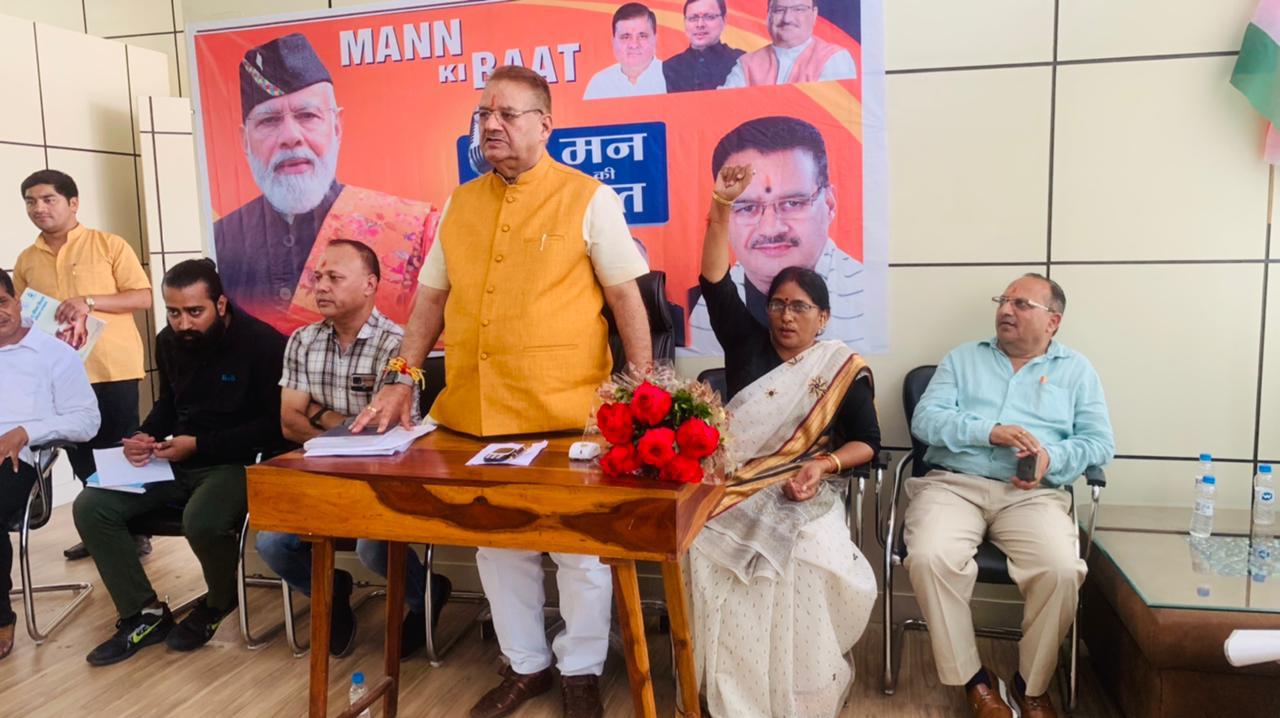 देहरादून : हर घर तिरंगा अभियान के तहत झण्डा वितरण करते कैबिनेट मंत्री गणेश जोशी