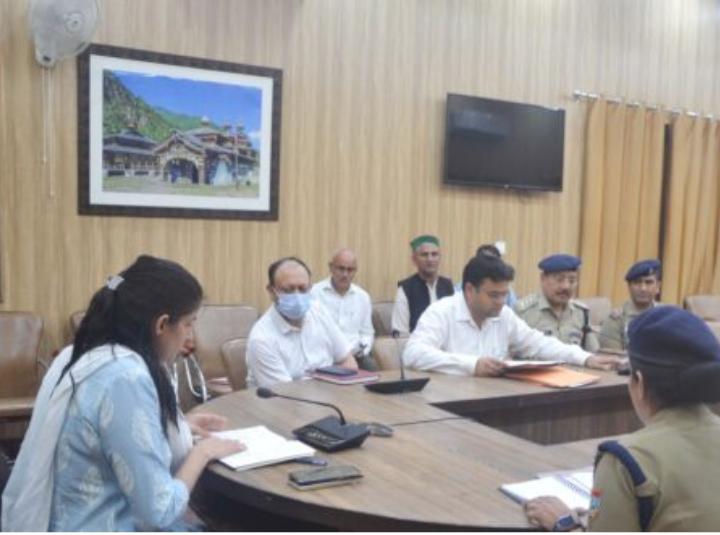 देहरादून : जिलाधिकारी सोनिका की अध्यक्षता में हनोल देवता मंदिर त्यूणी में मंदिर समिति के सदस्यों एवं संबंधित विभागीय अधिकारियों के साथ बैठक हुई
