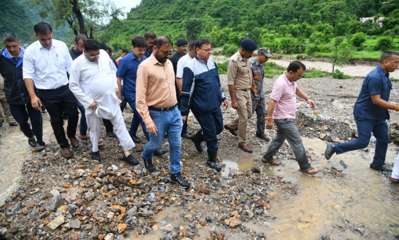 टिहरी : सीएम पुष्कर सिंह धामी ने JCB में चढ़कर टिहरी तहसील धनोल्टी के कुमाल्टा व आसपास  के प्रभावित इलाके का दौरा किया