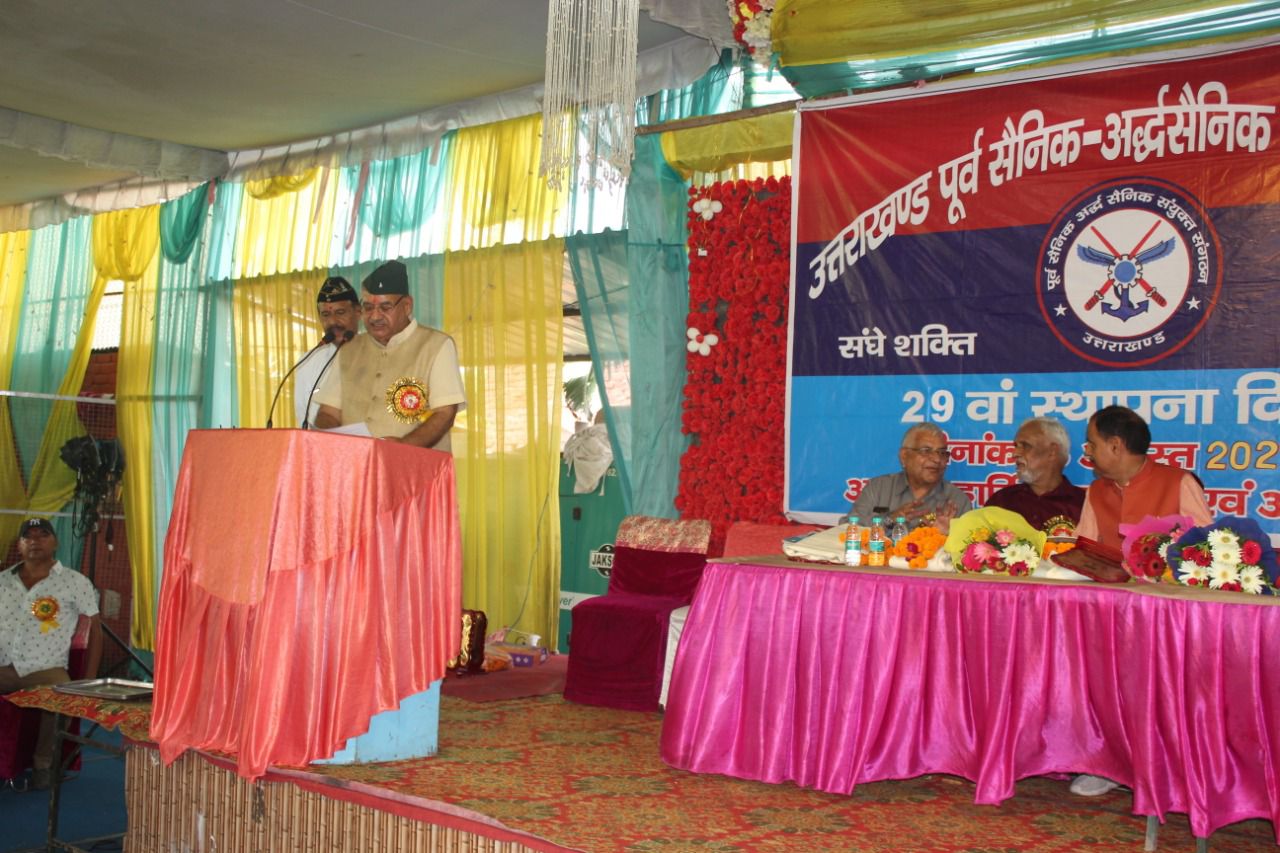 देहरादून : पूर्व सैनिक अर्द्ध सैनिक संगठन के 29वां स्थापना दिवस में वीर नारियों को सम्मानित करते सैनिक कल्याण मंत्री गणेश जोशी