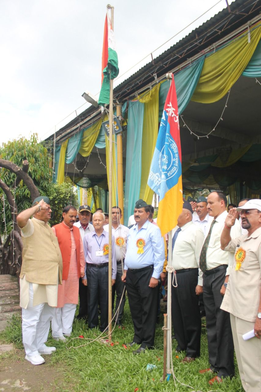 देहरादून : पूर्व सैनिक अर्द्ध सैनिक संगठन के 29वां स्थापना दिवस में वीर नारियों को सम्मानित करते सैनिक कल्याण मंत्री गणेश जोशी