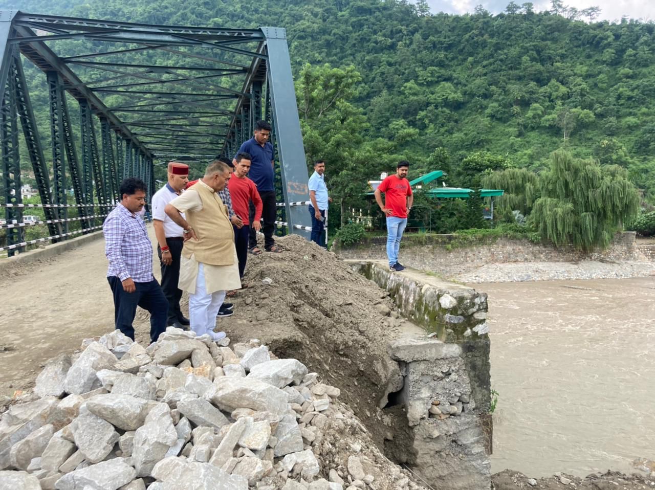 टिहरी के आपदा प्राभावित क्षेत्र कुमाल्डा पहुँच मंत्री गणेश जोशी किया निरीक्षण