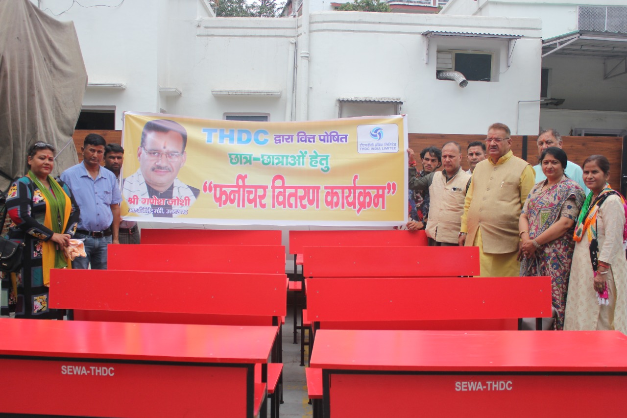 देहरादून : टीएचडीसी के सहयोग से 500 छात्र छात्राओं के सरकारी स्कूलों के लिए फर्नीचर वितरित करते मंत्री जोशी