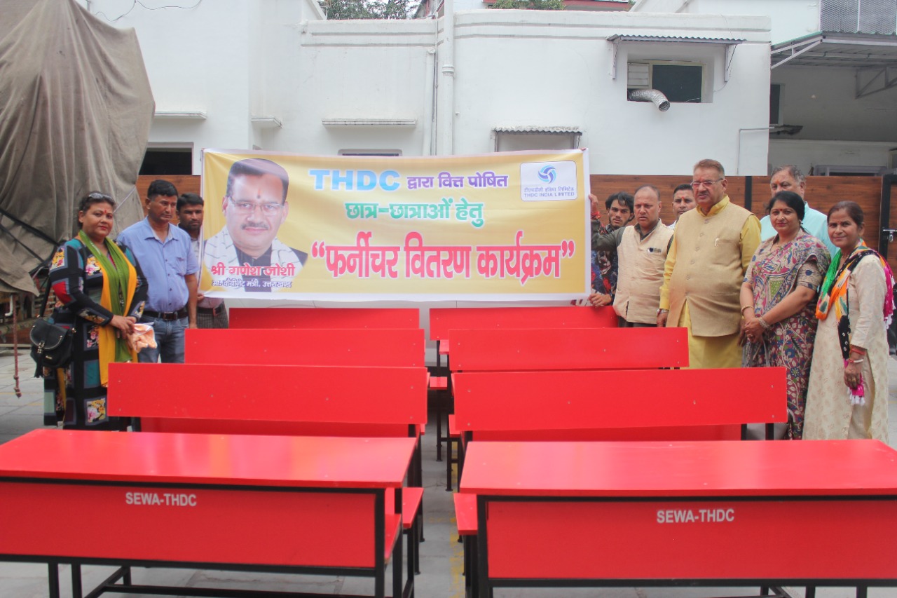 देहरादून : टीएचडीसी के सहयोग से 500 छात्र छात्राओं के सरकारी स्कूलों के लिए फर्नीचर वितरित करते मंत्री जोशी