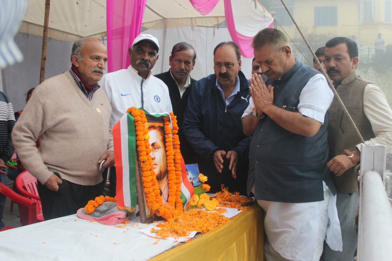 मसूरी : मसूरी पब्लिक स्कूल के मैदान में आयोजित 23वीं ध्यान चंद हॉकी प्रतियोगिता का आयोजन किया और मुख्य अतिथि प्रदेश के कबीना मंत्री गणेश जोशी ने खिलाड़ियों को पुरूस्कार वितरित किये