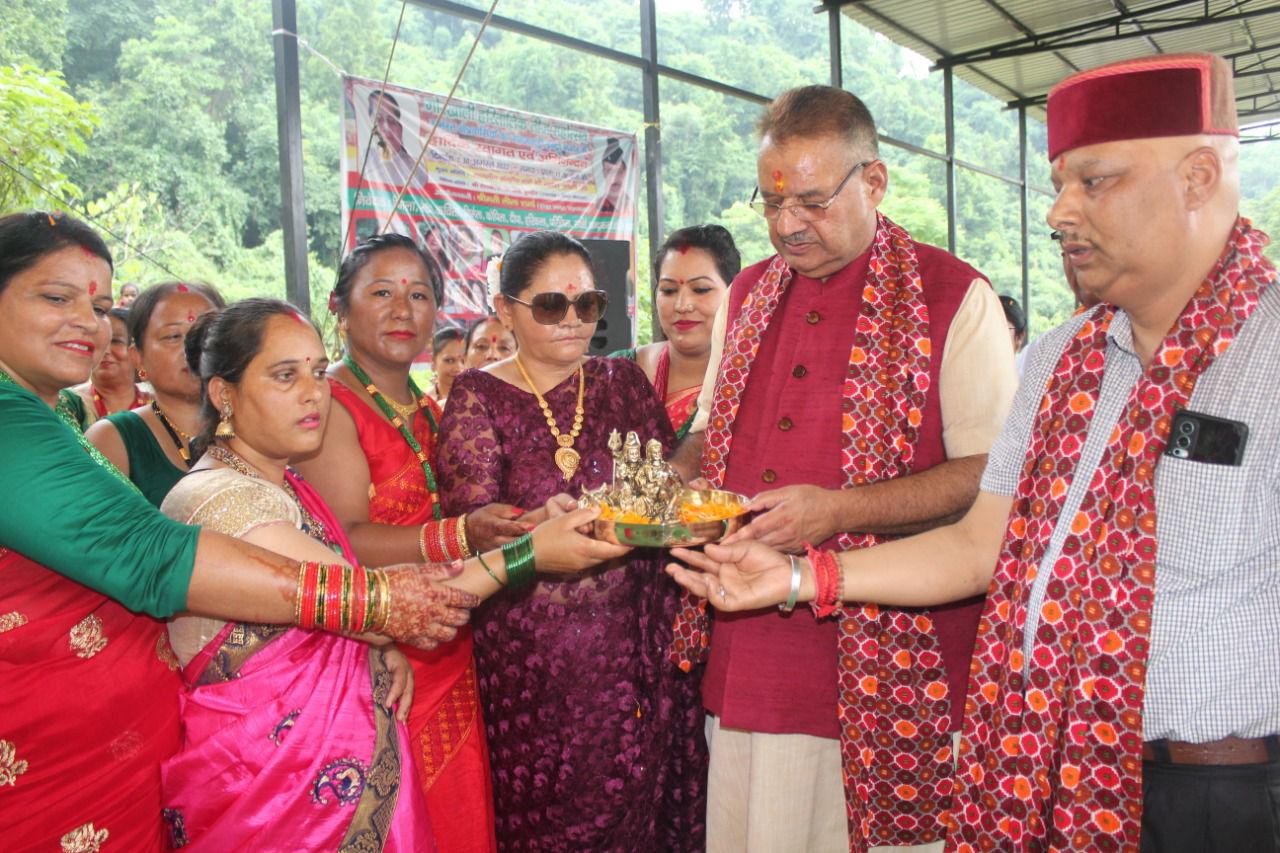 देहरादून : गल्जवाडी में आयोजित तीज महोत्सव कार्यक्रम में प्रतिभाग करते मंत्री जोशी
