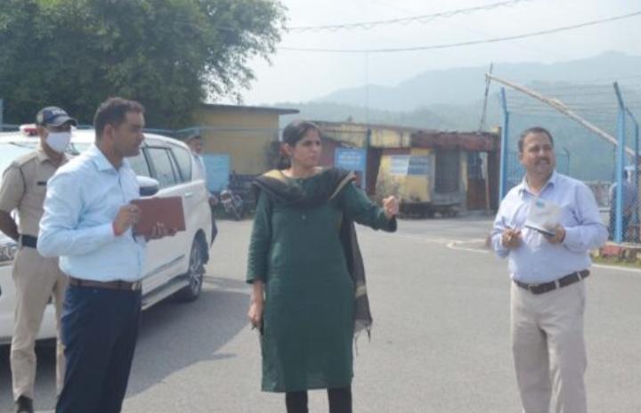 देहरादून : जिलाधिकारी ने बैराज पुल पर भारी वाहनों के आवागमन रोकने के दिए निर्देश