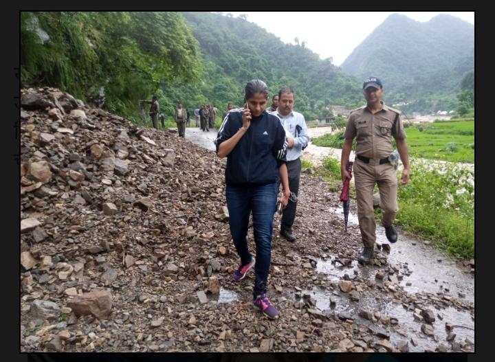 देहरादून : प्रभावित क्षेत्रों के दौरे पर रही जिलाधिकारी सोनिका , भारी वर्षा से कई क्षेत्रों में नुकसान होने की खबर