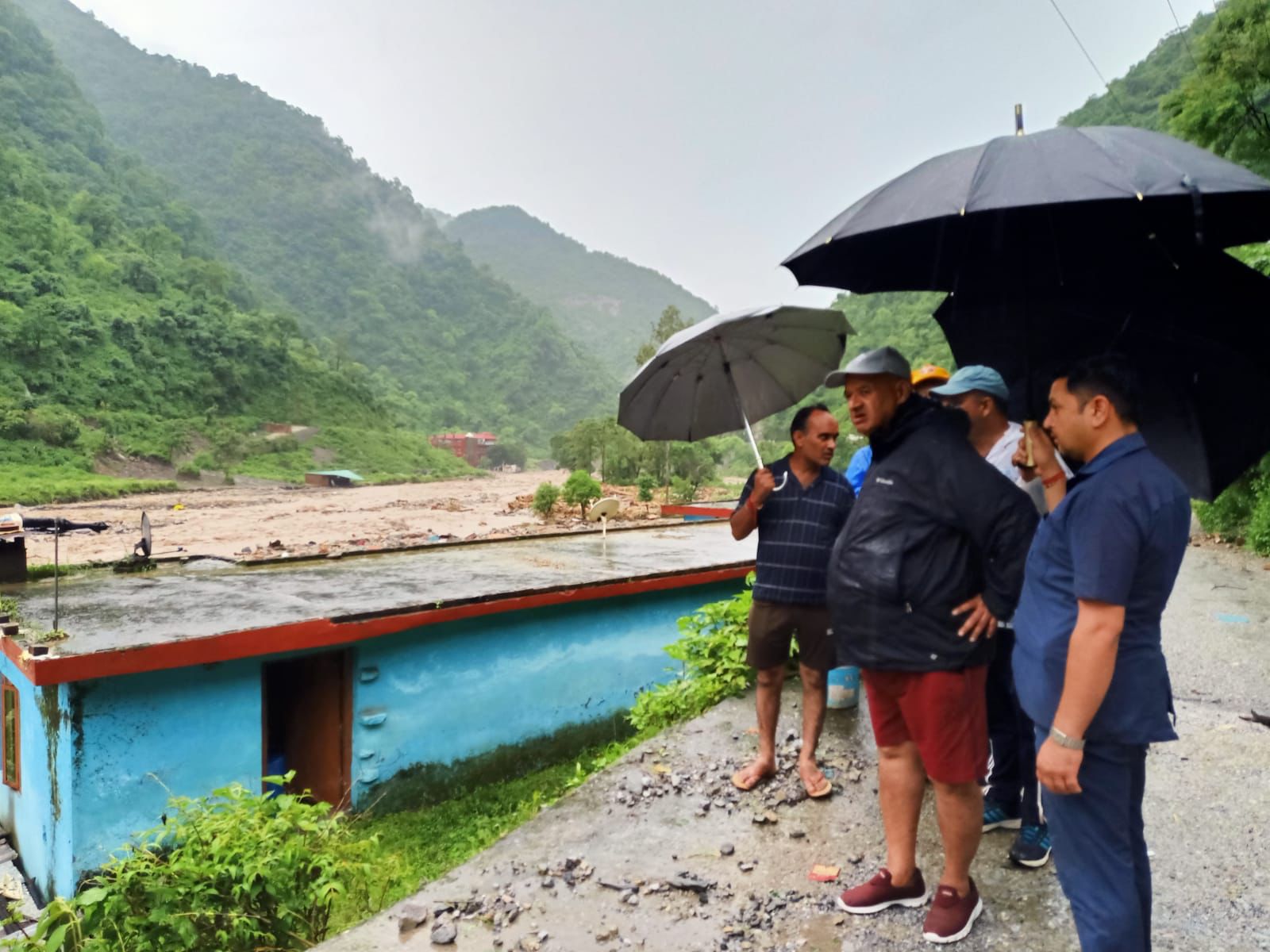 देहरादून : मालदेवता में देर रात बादल फटने से सात घर बह गए ,सौंग नदी के उफान से रायपुर और थानो को जोड़ने वाला पुल भी टूटा