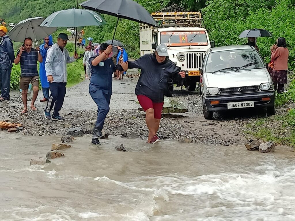 देहरादून  : मालदेवता में देर रात बादल फटने से सात घर बह गए ,सौंग नदी के उफान से रायपुर और थानो को जोड़ने वाला पुल भी  टूटा