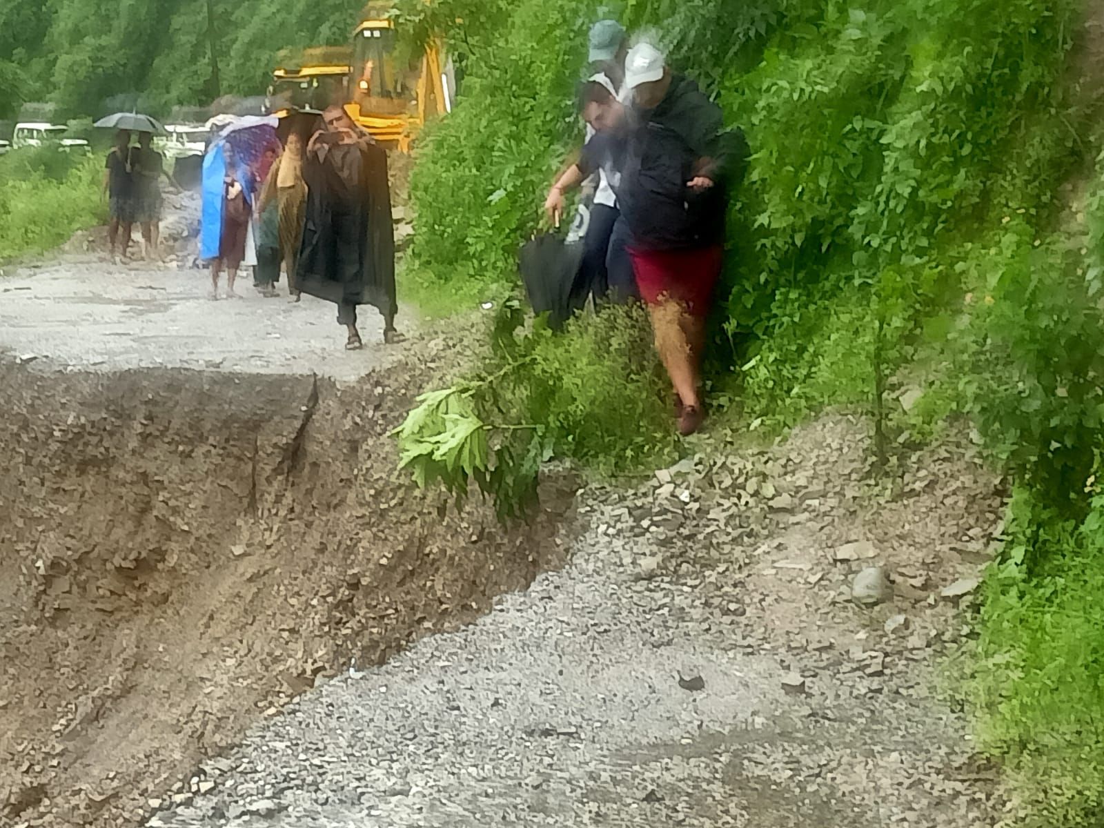 देहरादून : मालदेवता में देर रात बादल फटने से सात घर बह गए ,सौंग नदी के उफान से रायपुर और थानो को जोड़ने वाला पुल भी टूटा