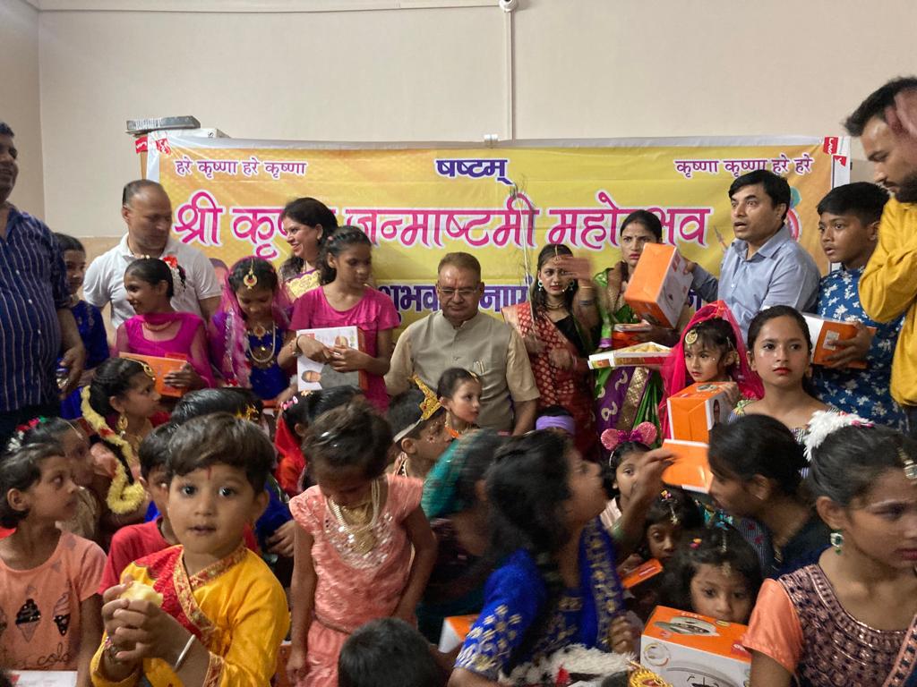 देहरादून : कृष्णा जन्मोत्सव कार्यक्रम के प्रतिभाग करते मंत्री गणेश जोशी
