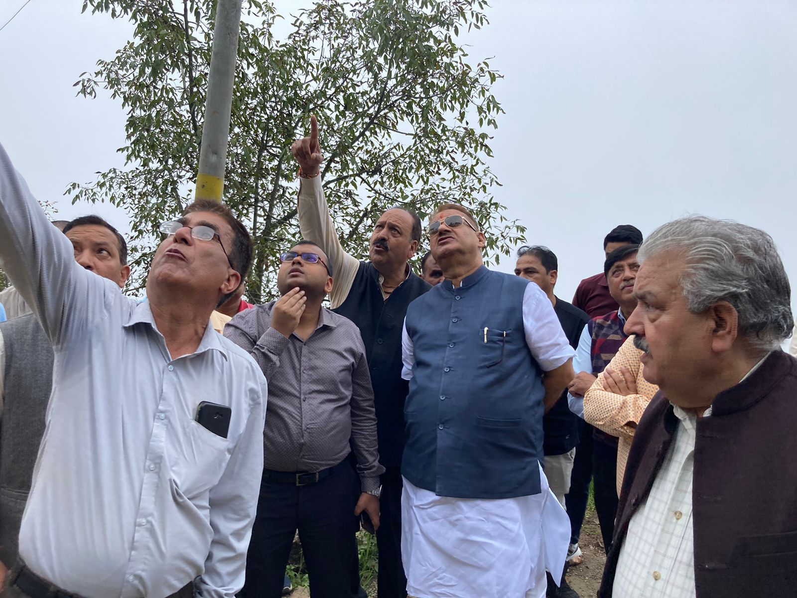 मसूरी में खतरे को जद आए मकान का निरीक्षण करते मंत्री जोशी