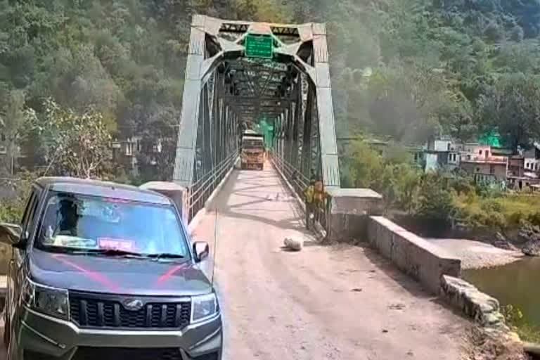 पौड़ी गढ़वाल : सतपुली-कांसखेत मोटर मार्ग पर दो विकासखंडों को जोड़ने वाले बांघाट पुल पर कभी भी हो सकता है बड़ा हादसा
