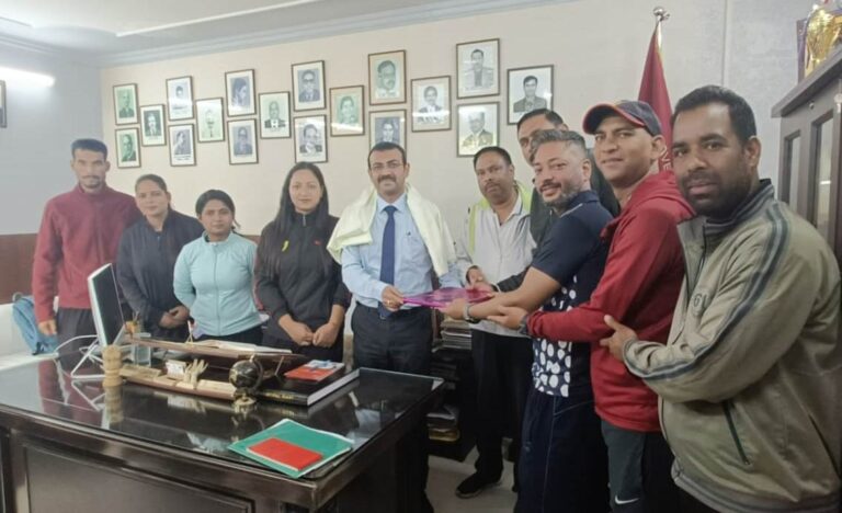 मसूरी : एमएसएसए ने नवनिर्वाचित अध्यक्ष ओकग्रोव प्राचार्य अभिषेक केसरवानी व महासचिव ललित वर्मा को शाॅल एवं स्मृति चिन्ह भेंट कर सम्मानित किया गया ।