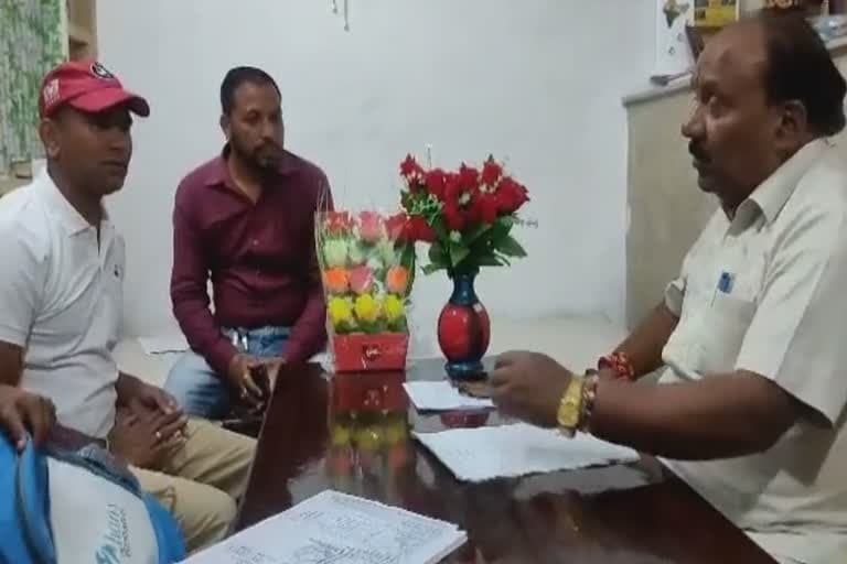 पौड़ी : विधायक राजकुमार पोरी कल्जीखाल के तीन अनाथ बच्चों की मदद करेंगे , हर माह देंगे यह राशि