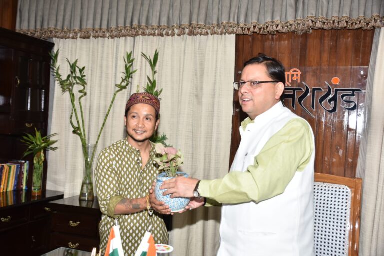 देहरादून : पवनदीप राजन और उनकी टीम ने मुख्यमंत्री से शिष्टाचार भेंट की