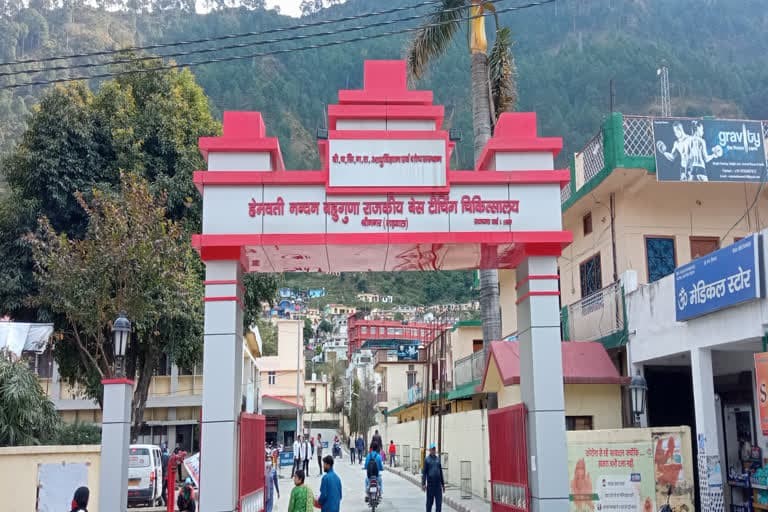 श्रीनगर बेस अस्पताल के डॉक्टरों ने की ओकुलोप्लास्टिक सर्जरी, डॉक्टरों ने बुजुर्ग की आंख में बनी गांठ को सफलतापूर्वक निकाल लिया