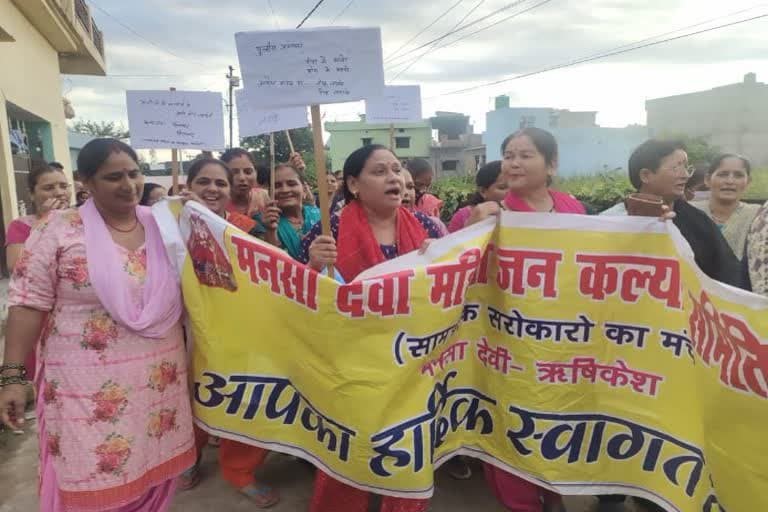 ऋषिकेश : कच्ची शराब के खिलाफ पुलिस कार्रवाई पर महिलाओं ने उठाए सवाल, एसडीएम कार्यालय घेराव की चेतावनी