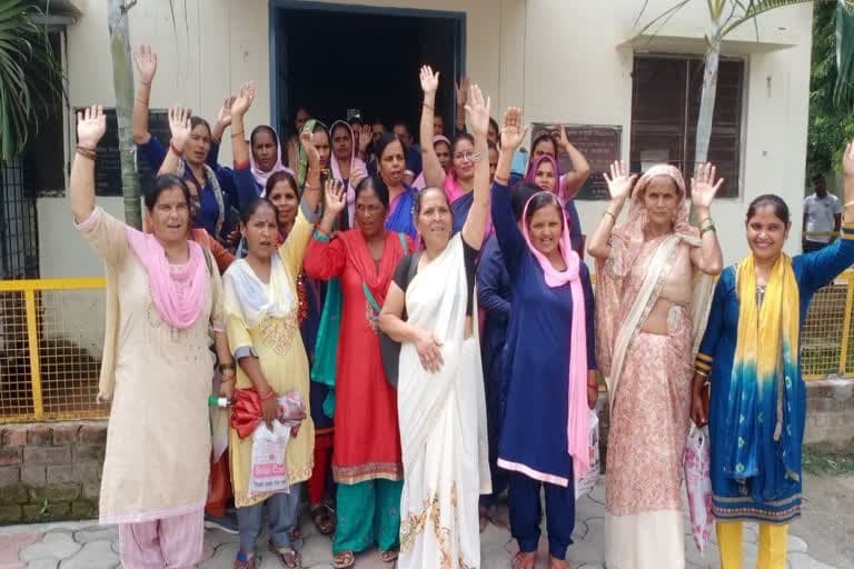 रुड़कीः सिविल अस्पताल में बल्ड सैंपल देने पहुंचीं आशा कार्यकर्ताओं से प्राइवेट लैब के कर्मचारी ने 50 - 50 रुपए मांगे , आशा कार्यकर्ताओं का हंगामा