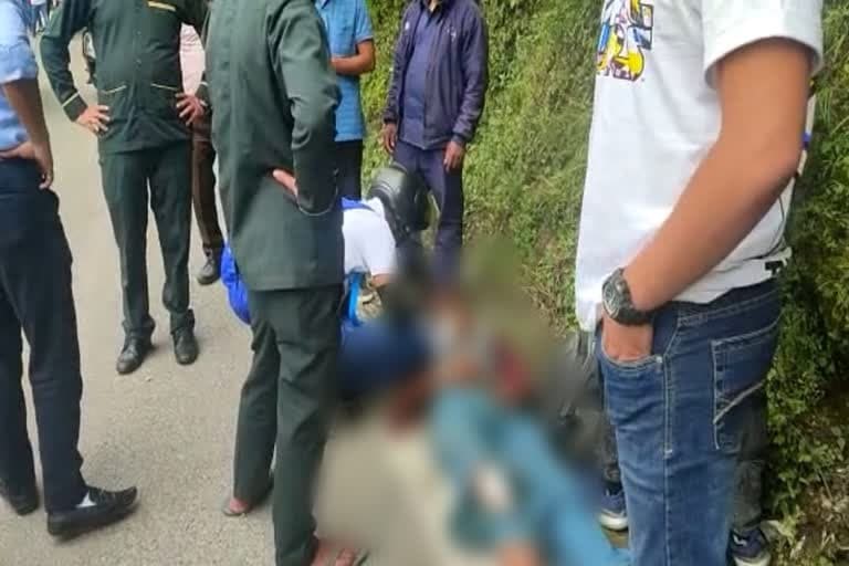 मसूरी घूमने आए दिल्ली के दोनों डॉक्टरों ने हादसे में गंभीर रूप से घायल व्यक्ति का उप जिला अस्पताल के डॉक्टरों की मदद से इलाज किया